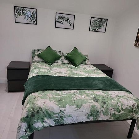 Апартаменты Fancy Basement Flat B Лондон Экстерьер фото