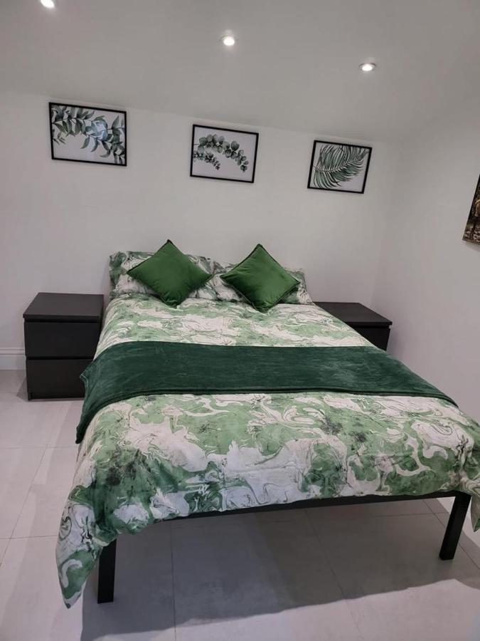 Апартаменты Fancy Basement Flat B Лондон Экстерьер фото