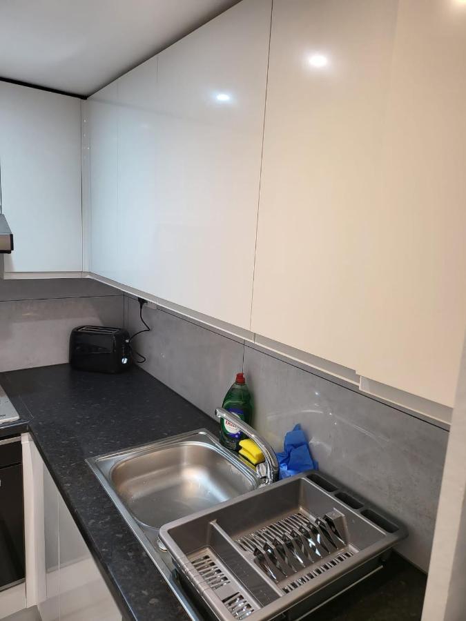 Апартаменты Fancy Basement Flat B Лондон Экстерьер фото