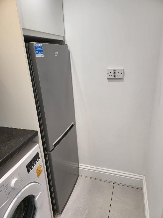 Апартаменты Fancy Basement Flat B Лондон Экстерьер фото