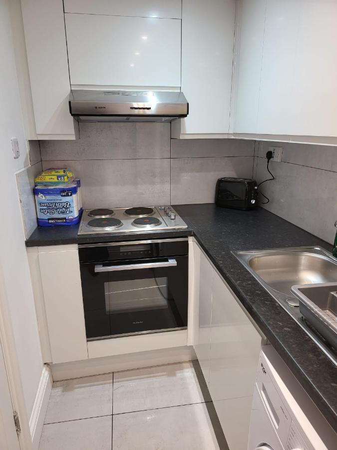 Апартаменты Fancy Basement Flat B Лондон Экстерьер фото